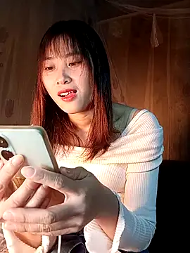 Snapshot of Em_xinh01 chatting on 12.05.25 Em xinh01 online show from 12.05.25