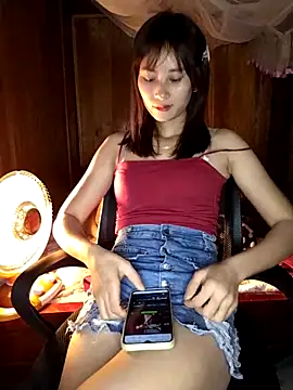 Snapshot of Em_xinh01 chatting on 12.21.25 Em xinh01 online show from 12.21.25