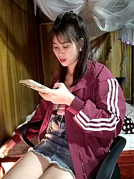 Snapshot of Em_xinh01 chatting on 12.21.25 Em xinh01 online show from 12.21.25