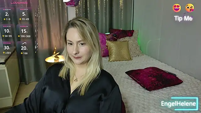 Snapshot of EngelHelene chatting on 10.31.25 EngelHelene online show from 10.31.25