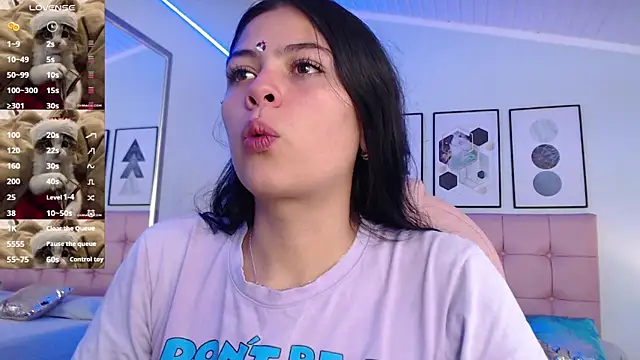 KikiVelvet online show from 11.13.25