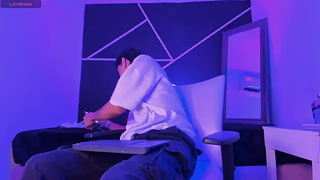 Snapshot of LIAM_STONNE_ chatting on 10.31.25 LIAM STONNE online show from 10.31.25