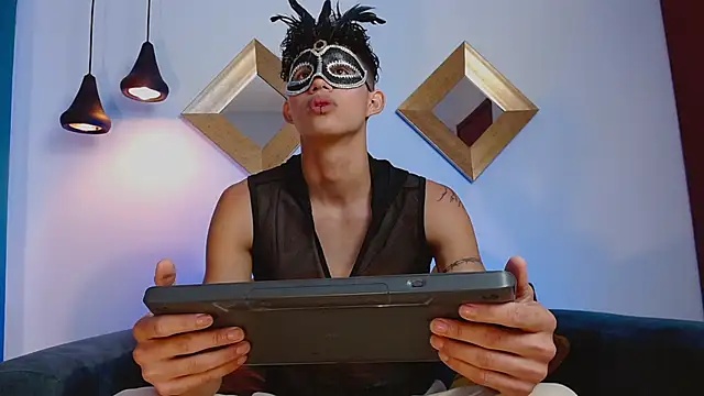 Snapshot of KamiSuarez chatting on 10.30.25 KamiSuarez online show from 10.30.25