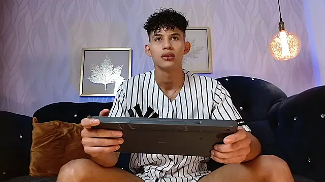 KamiSuarez online show from 11.06.25