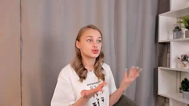 Snapshot of SlyviaCrapo chatting on 10.30.25 SlyviaCrapo online show from 10.30.25