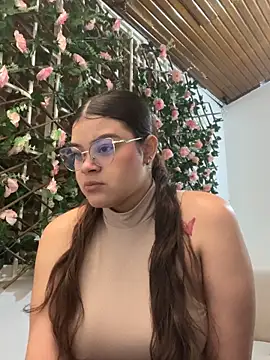 Snapshot of Tharafresneda_ chatting on 10.30.25 Tharafresneda  online show from 10.30.25