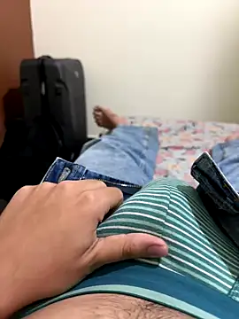 Snapshot of SentScruples chatting on 11.04.25 SentScruples online show from 11.04.25