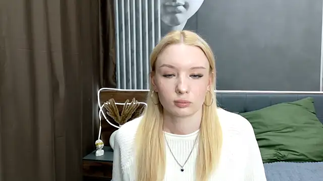 Snapshot of TiffanyJensen chatting on 10.31.25 TiffanyJensen online show from 10.31.25