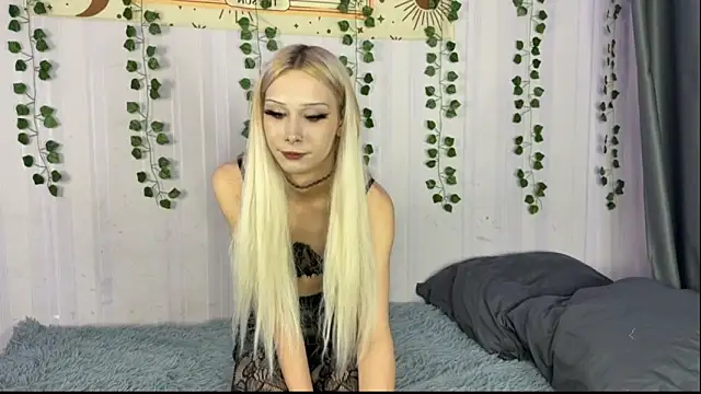 Snapshot of EvaSteinberg chatting on 11.21.25 EvaSteinberg online show from 11.21.25