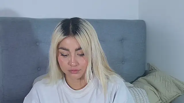 Elina Hills online show from 12.04.25