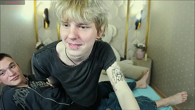 Snapshot of Kevin_Derek chatting on 10.30.25 Kevin Derek online show from 10.30.25