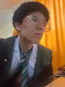 Snapshot of Itsllua21 chatting on 10.31.25 Itsllua21 online show from 10.31.25