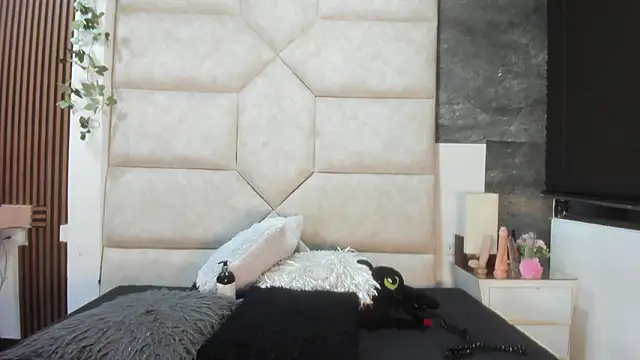 Liia Leens online show from 02.28.26