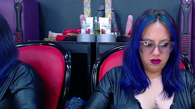 Snapshot of BellaBarness chatting on 11.04.25 BellaBarness online show from 11.04.25