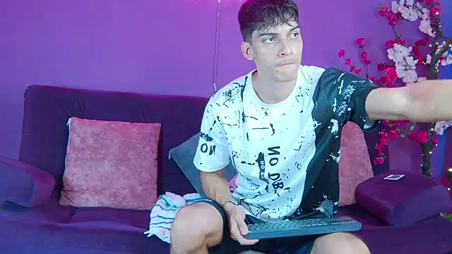 AlessioVitale online show from 11.25.25