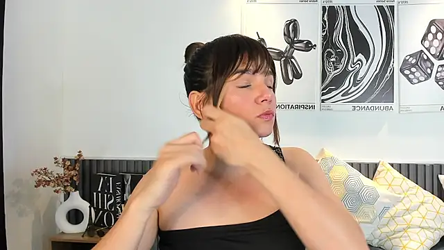 Cloe Bonne online show from 11.17.25