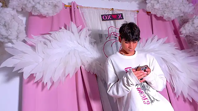 Leo Glow online show from 04.21.26