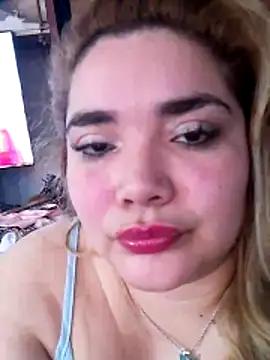 Snapshot of Modelocurvi chatting on 10.31.25 Modelocurvi online show from 10.31.25