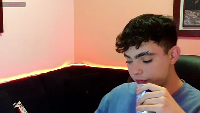 petitegigant33 online show from 10.31.25