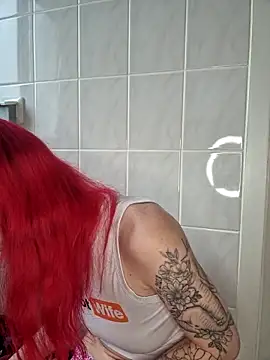 Snapshot of SkinnyGinny chatting on 11.10.25 SkinnyGinny online show from 11.10.25