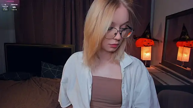 Snapshot of ShanelTunon chatting on 10.31.25 ShanelTunon online show from 10.31.25