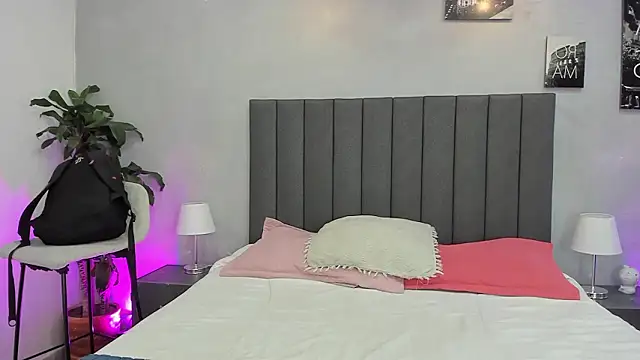 Snapshot of kendra_london chatting on 02.05.26 kendra london online show from 02.05.26