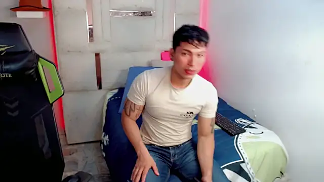 Snapshot of Maynowandchloe_ chatting on 11.04.25 Maynowandchloe online show from 11.04.25