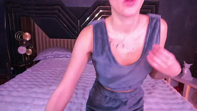 ZafiraMoonn online show from 12.22.25