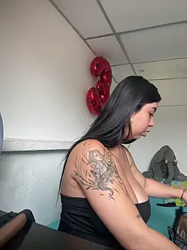 Snapshot of Valen_Ross chatting on 11.05.25 Valen Ross online show from 11.05.25