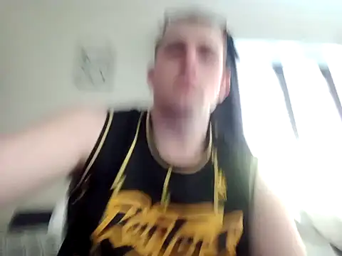 Snapshot of 2hard2tame chatting on 11.04.25 2hard2tame online show from 11.04.25