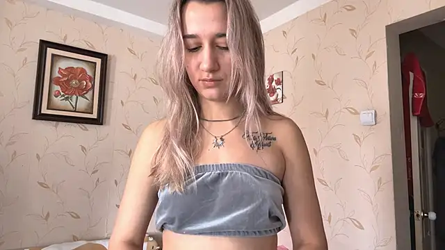 Snapshot of Auroragin chatting on 11.04.25 Auroragin online show from 11.04.25