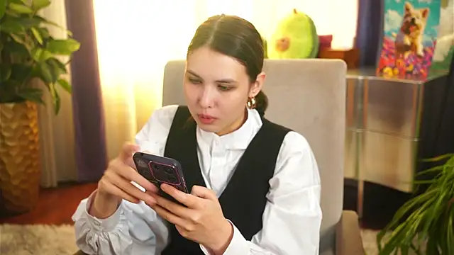 Snapshot of JanyceGrzyb chatting on 11.04.25 JanyceGrzyb online show from 11.04.25