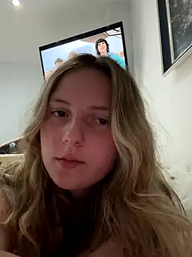 Snapshot of Ell_albescu chatting on 11.04.25 Ell albescu online show from 11.04.25