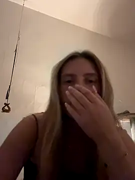 Snapshot of Ell_albescu chatting on 11.05.25 Ell albescu online show from 11.05.25