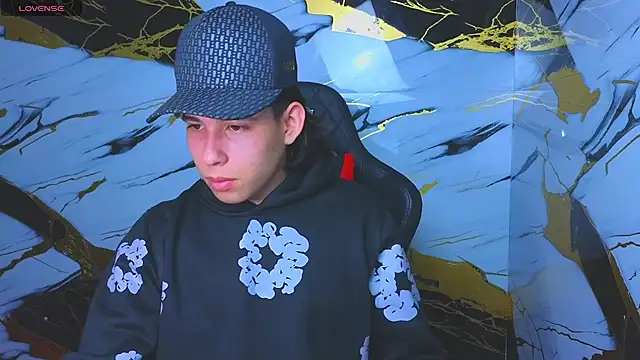 Snapshot of Suarezz10_ chatting on 11.07.25 Suarezz10 online show from 11.07.25