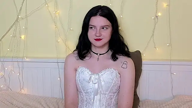 LatinaHuguenin online show from 11.17.25