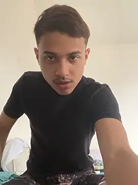 Snapshot of Guinovinho01 chatting on 11.04.25 Guinovinho01 online show from 11.04.25