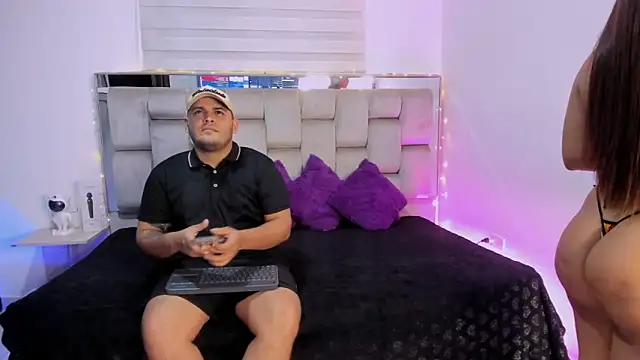 Snapshot of KimaandNate chatting on 11.08.25 KimaandNate online show from 11.08.25