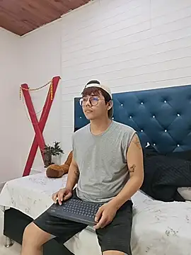 Snapshot of benjiDom chatting on 11.11.25 benjiDom online show from 11.11.25