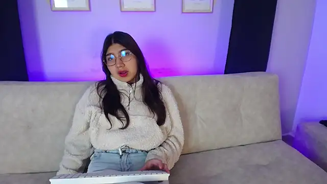 Snapshot of Mia_Blair_ chatting on 11.07.25 Mia Blair online show from 11.07.25