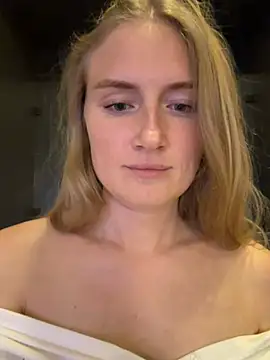 Snapshot of olliebells chatting on 05.17.26 olliebells online show from 05.17.26