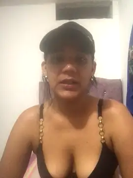 Snapshot of SofiaVergara2 chatting on 11.08.25 SofiaVergara2 online show from 11.08.25