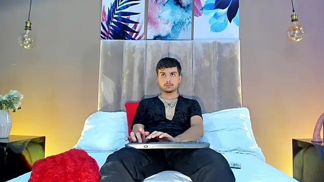 Snapshot of NicolasRey1 chatting on 11.13.25 NicolasRey1 online show from 11.13.25