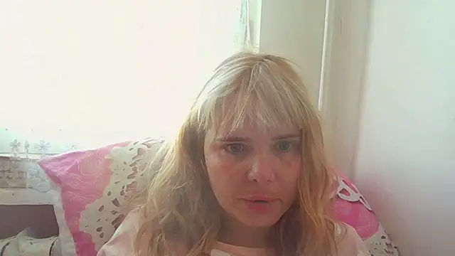 Snapshot of HornyElena chatting on 04.25.26 HornyElena online show from 04.25.26