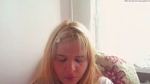 Snapshot of HornyElena chatting on 05.11.26 HornyElena online show from 05.11.26