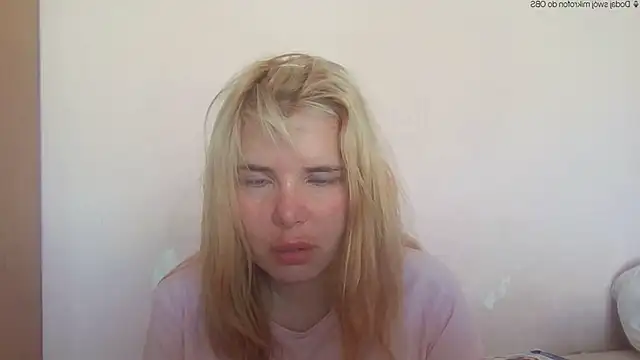 Snapshot of HornyElena chatting on 05.28.26 HornyElena online show from 05.28.26