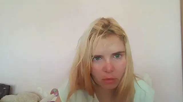 Snapshot of HornyElena chatting on 06.27.26 HornyElena online show from 06.27.26