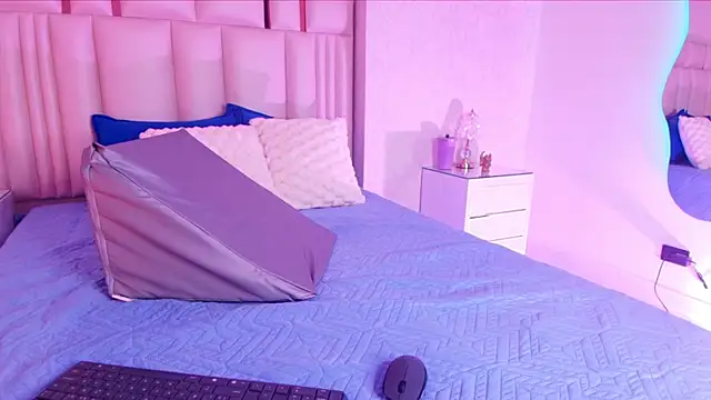 alanarose18 online show from 11.14.25