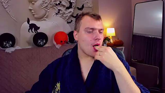 Snapshot of ArchieHolmes chatting on 11.09.25 ArchieHolmes online show from 11.09.25