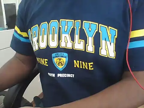 Snapshot of randomstar chatting on 11.08.25 randomstar online show from 11.08.25